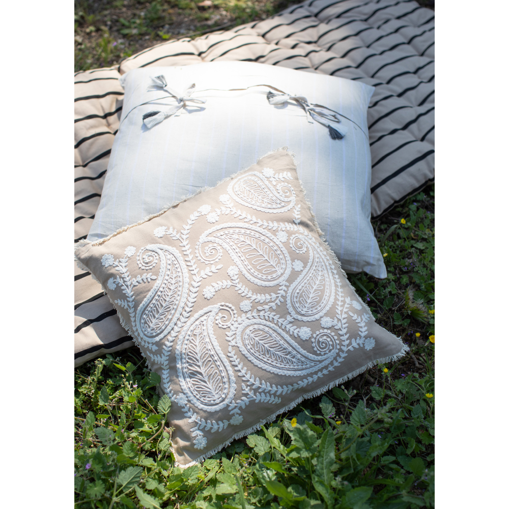 AMMOS 5 ΔΙΑΚΟΣΜΗΤΙΚΟ ΜΑΞΙΛΑΡΙ 60x60cm ΥΦΑΣΜΑ ΜΠΕΖ ΒΑΜΒΑΚΙ - Image 2