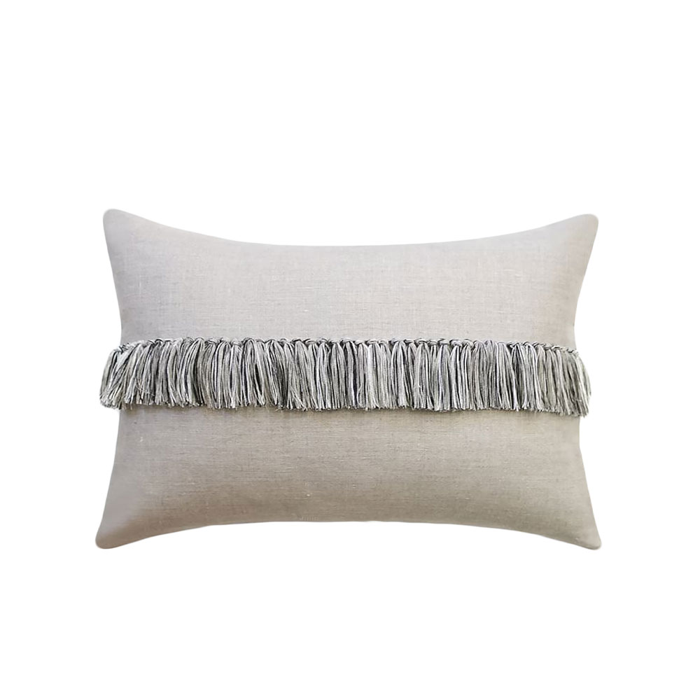 TASSEL ΔΙΑΚΟΣΜΗΤΙΚΟ ΜΑΞΙΛΑΡΙ 60x40cm ΥΦΑΣΜΑ ΛΕΥΚΟ ΓΚΡΙ